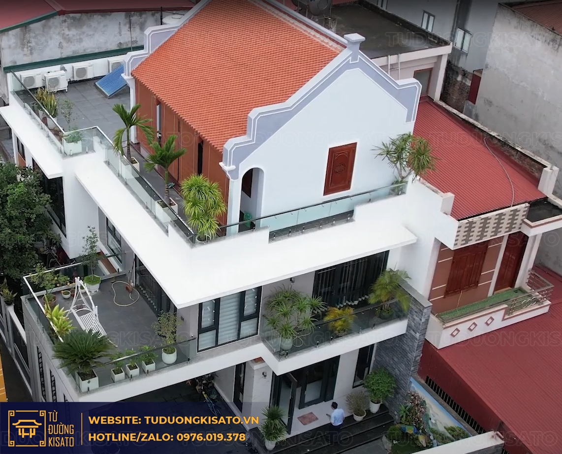 nhà thờ 3 gian trên mái biệt thự 2 tầng đẹp