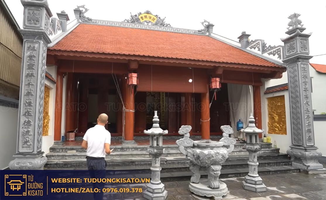 khuôn viên từ đường 3 gian bê tông sơn giả gỗ hà nội bố trí hài hòa